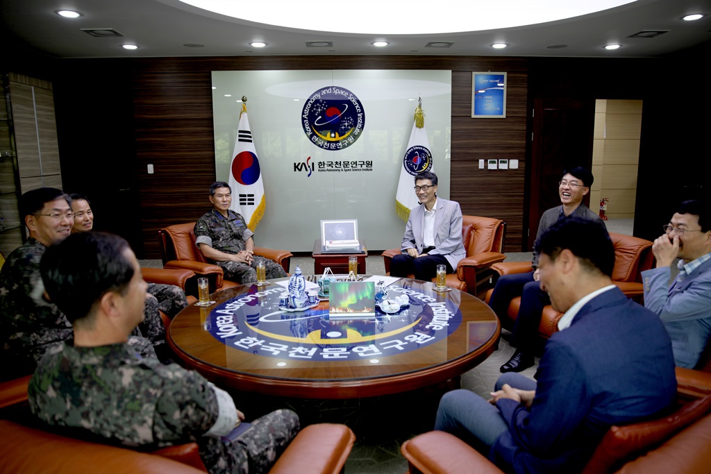 공군 참모총장 연구원 방문 중 환담