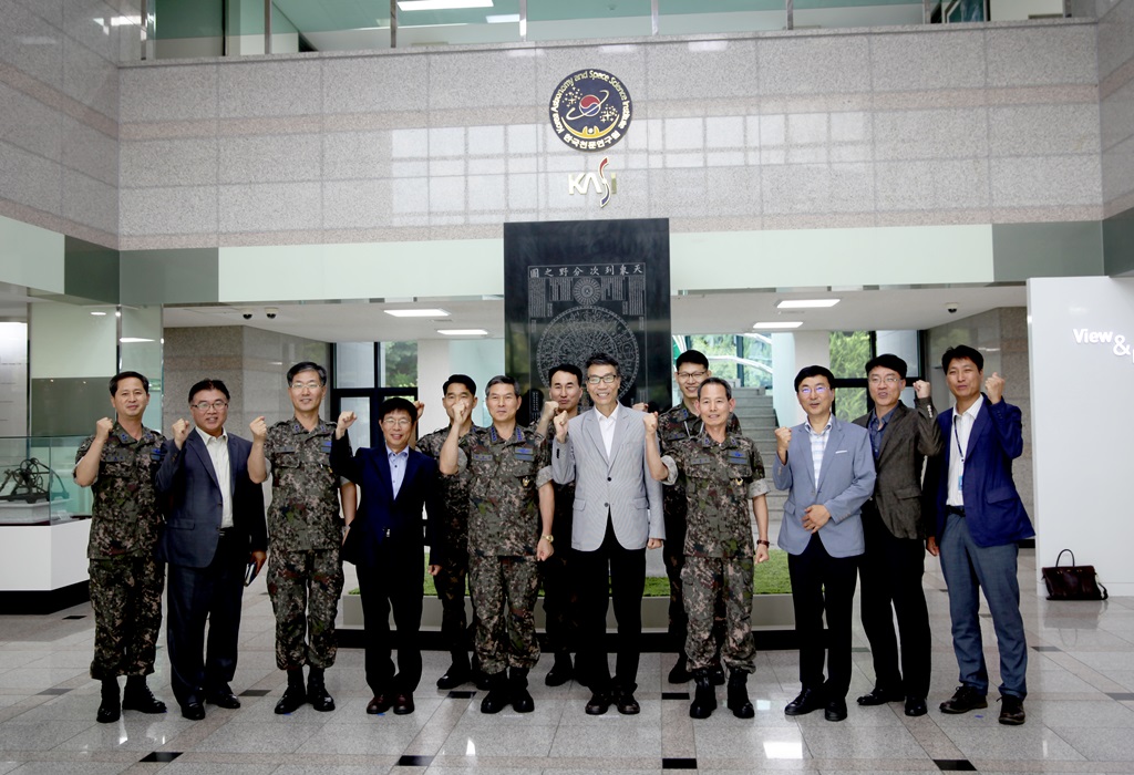 공군 참모총장 연구원 방문 단체사진 촬영