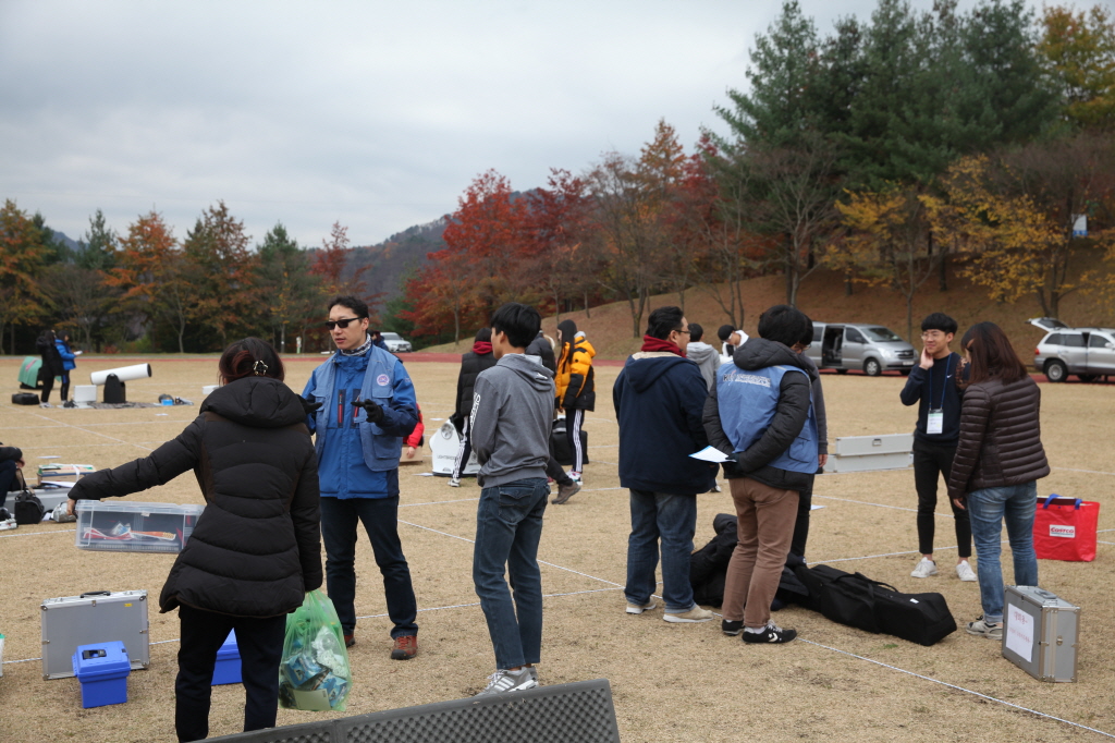 본 대회에 앞서 망원경을 세팅하는 참가자들