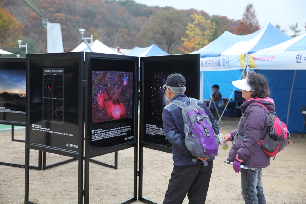 부스 구경중인 시민