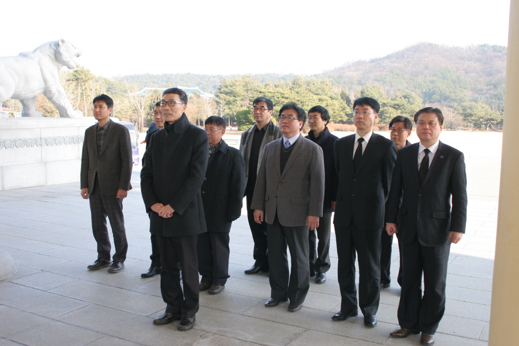 현충원에 방문한 한국천문연구원 한인우 원장과 부서장들