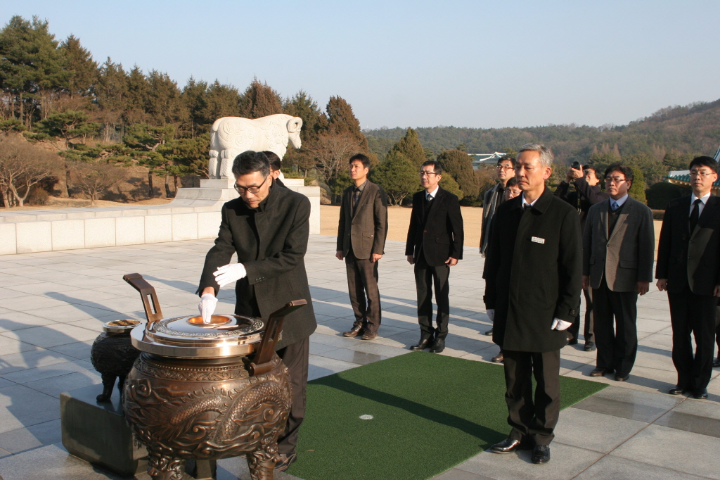 현충탑에 분향하는 한인우 원장