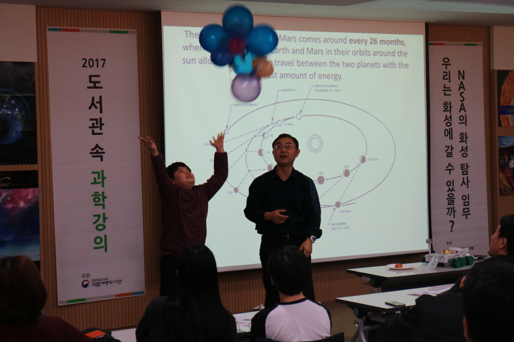 한 어린이의 성공적인 풍선 착륙선을 대표로 보여주는 모습