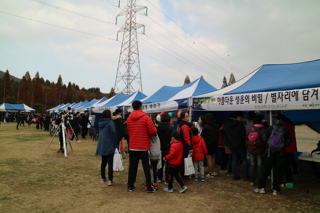 부스 활동중인 시민들