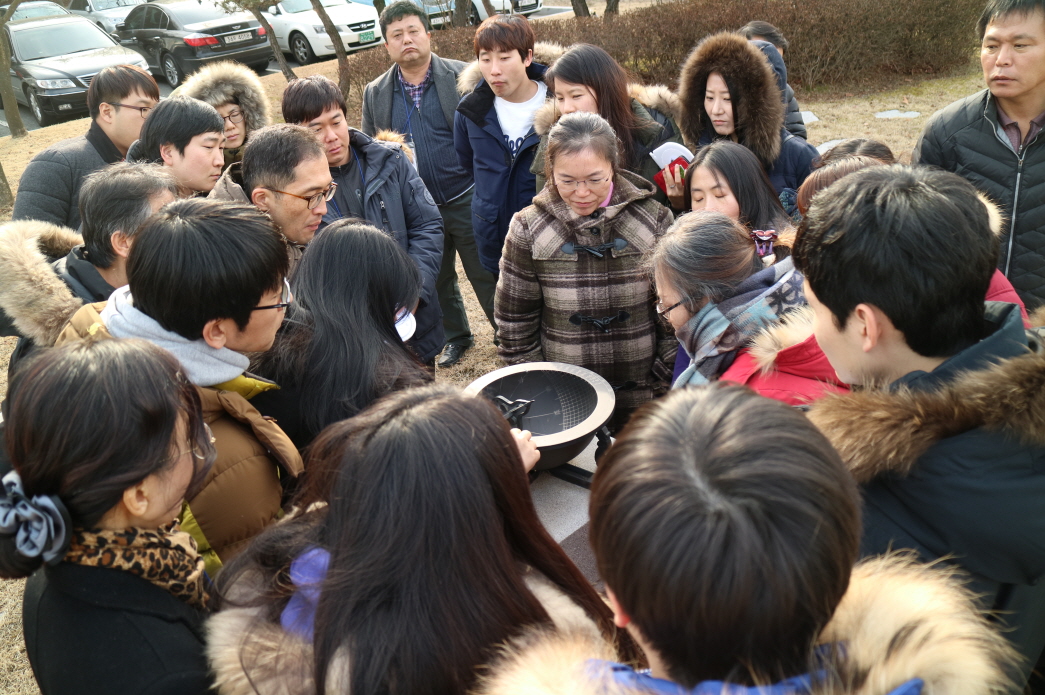 2017 동계 교원천문연수 중 앙부일구를 보고있는 사진