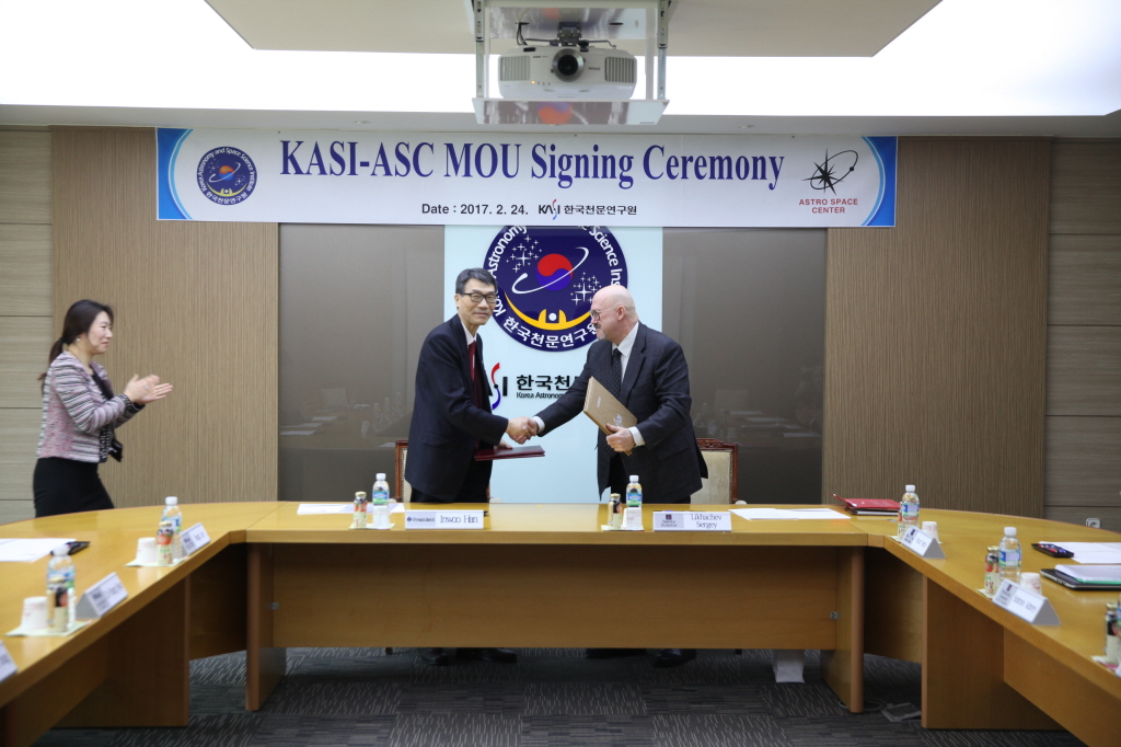 악수하는 사진(KASI-ASC MOU Signing Ceremony)