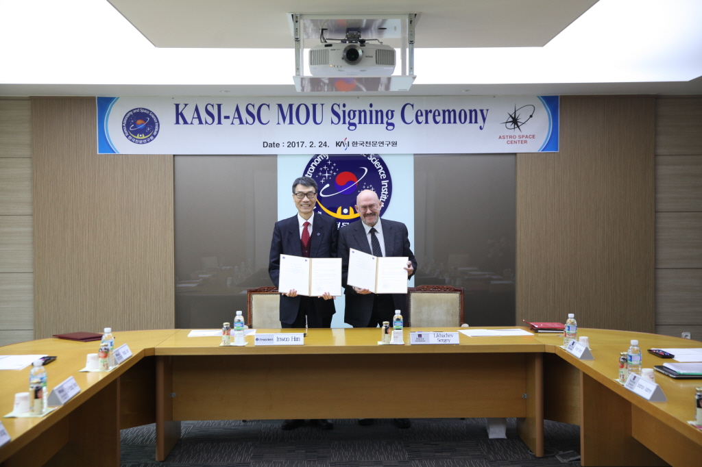 체결 문서를 펼쳐 들고 있는 사진 (KASI-ASC MOU Signing Ceremony)