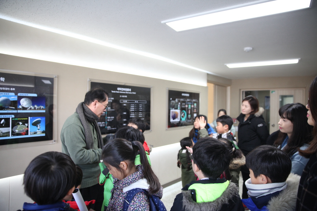 대덕전파천문대에 대해 설명중인 이영웅 박사와 어린이들