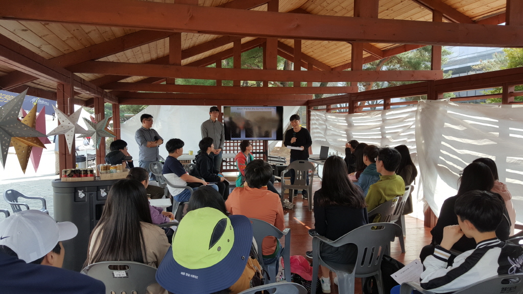 천문학자(오세헌 박사)와 커피타임을 즐기고 있는 시민들