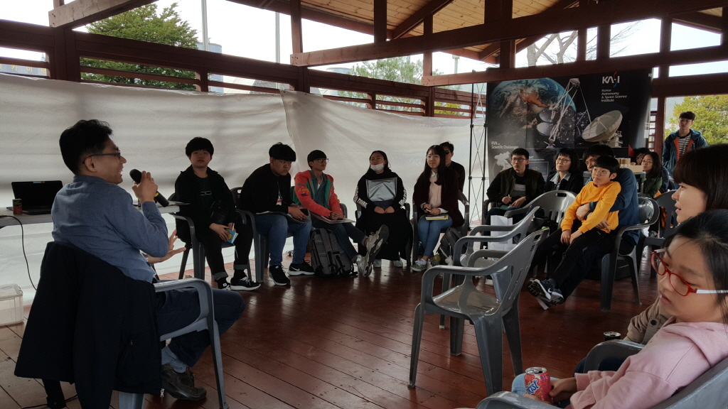 천문학자(권우진 박사)와 커피타임을 즐기고 있는 시민들