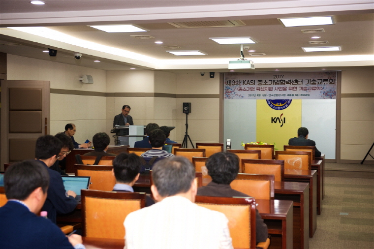 기술교류회에 대해 설명중인 남욱원 박사