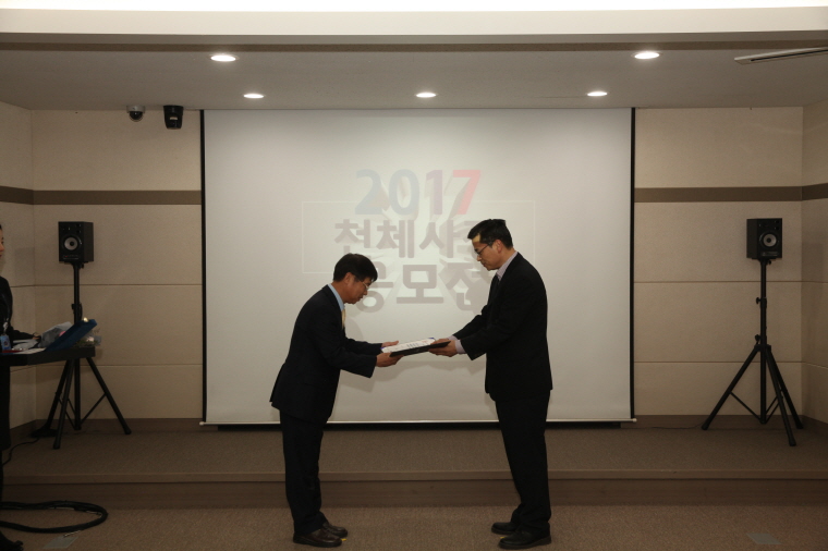 대상 수상중인 김호섭님(우측)