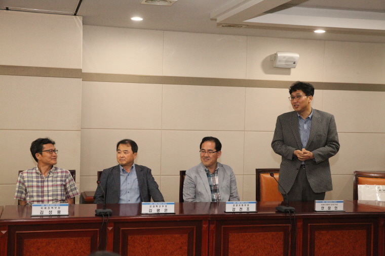 발표 내용에 대해 토론하는 모습1