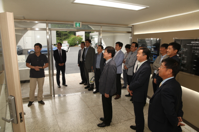 대덕전파천문대에 대해 설명중인 강현우 박사