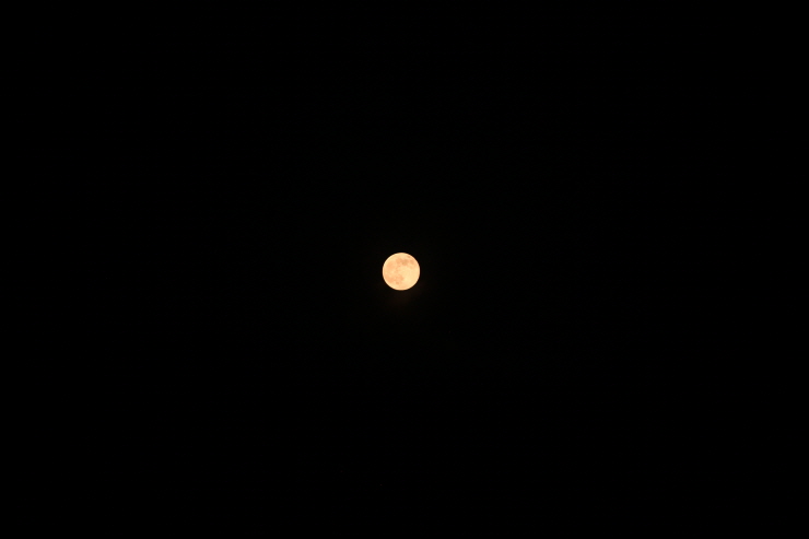 달을 촬영한 사진 Canon EOS 5D Mark II, 200mm, F/2.8, 1/40초, ISO-400