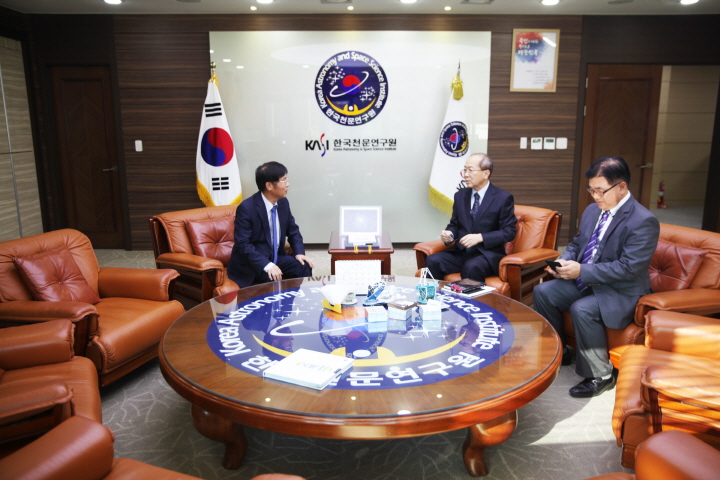 담화를 나누는 모습