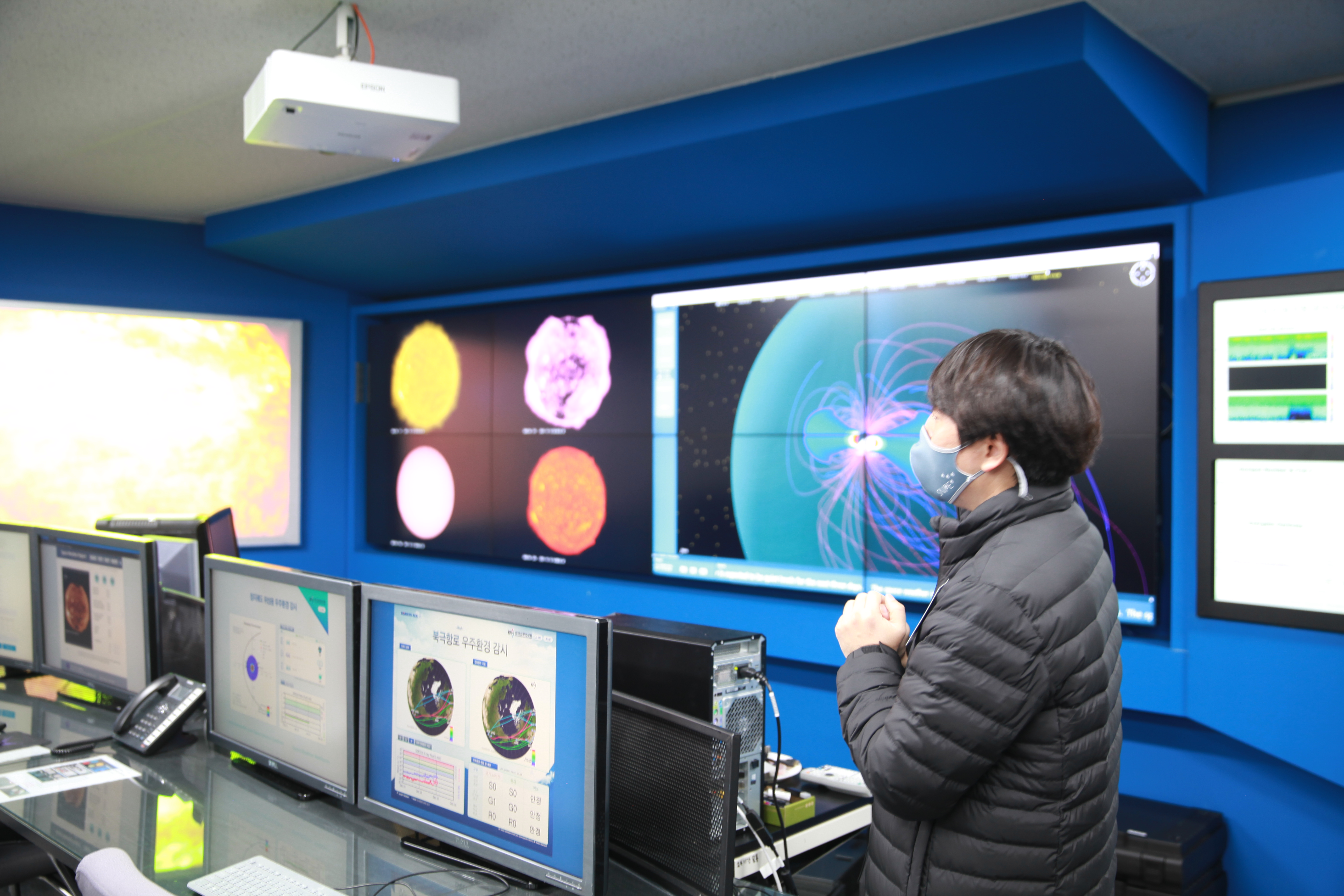 우주환경감시실을 설명하는 양태용 선임연구원