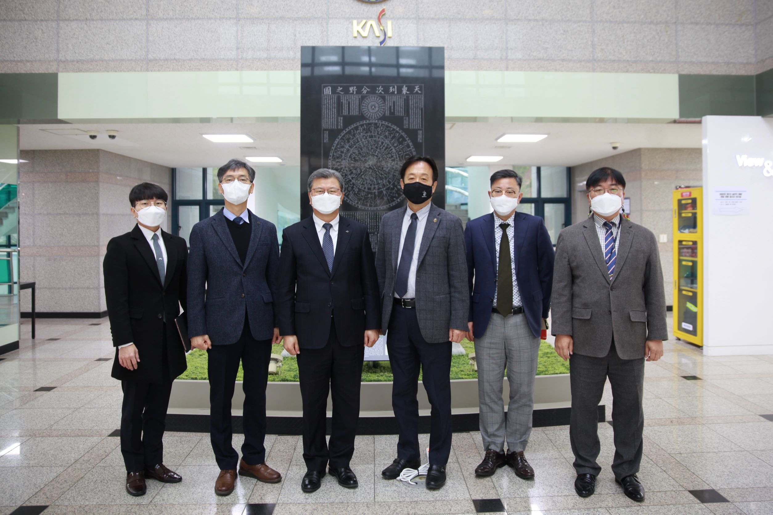 이사장, 천문연 경영진과의 기념사진