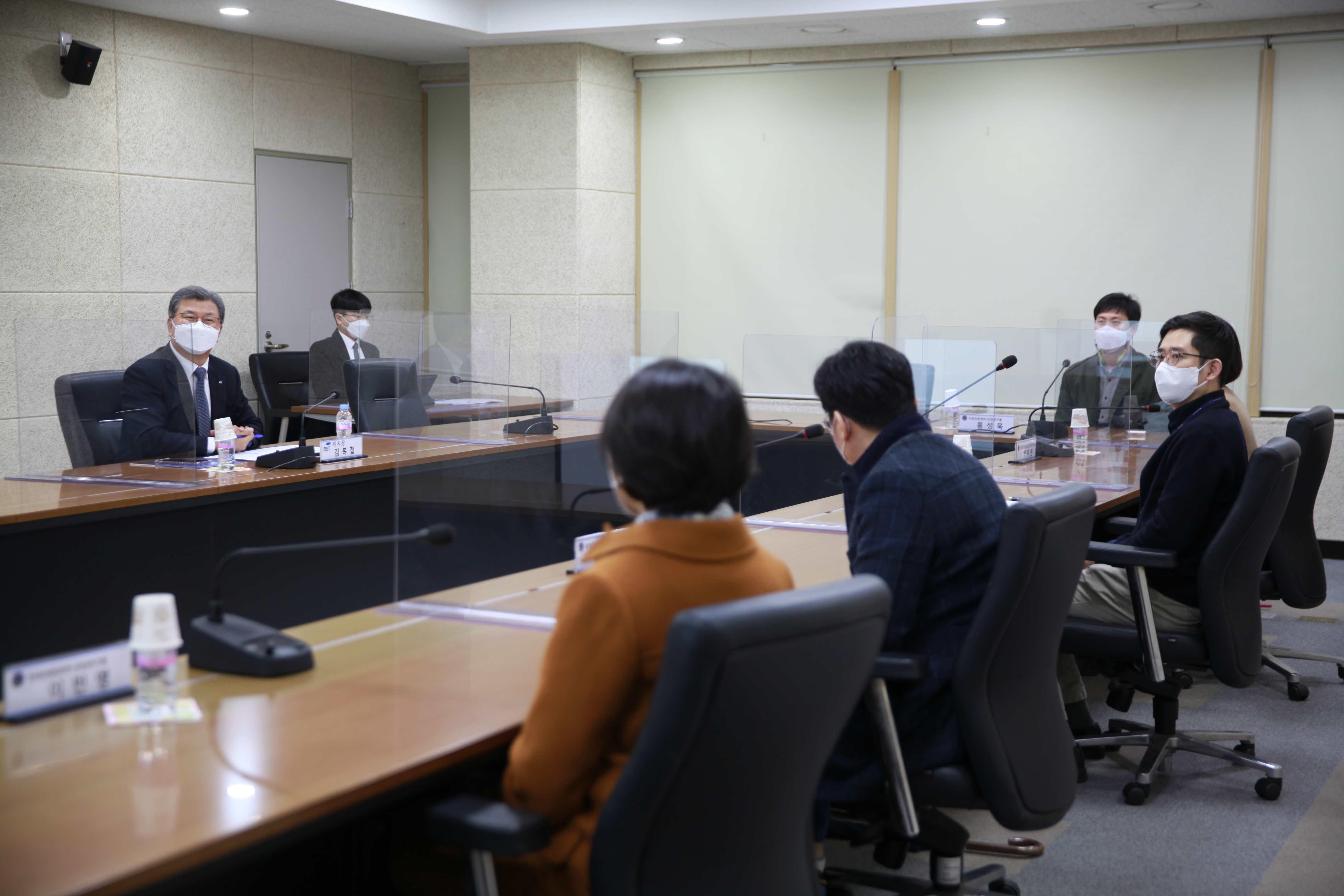 기관장 기관방문하여 신진연구자들과 간담회를 하는 사진