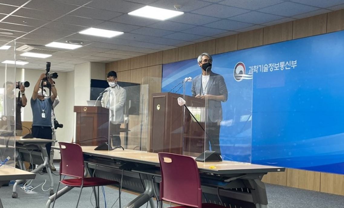 과기부에서 언론 브리핑을 하고 있는 양유진 책임연구원
