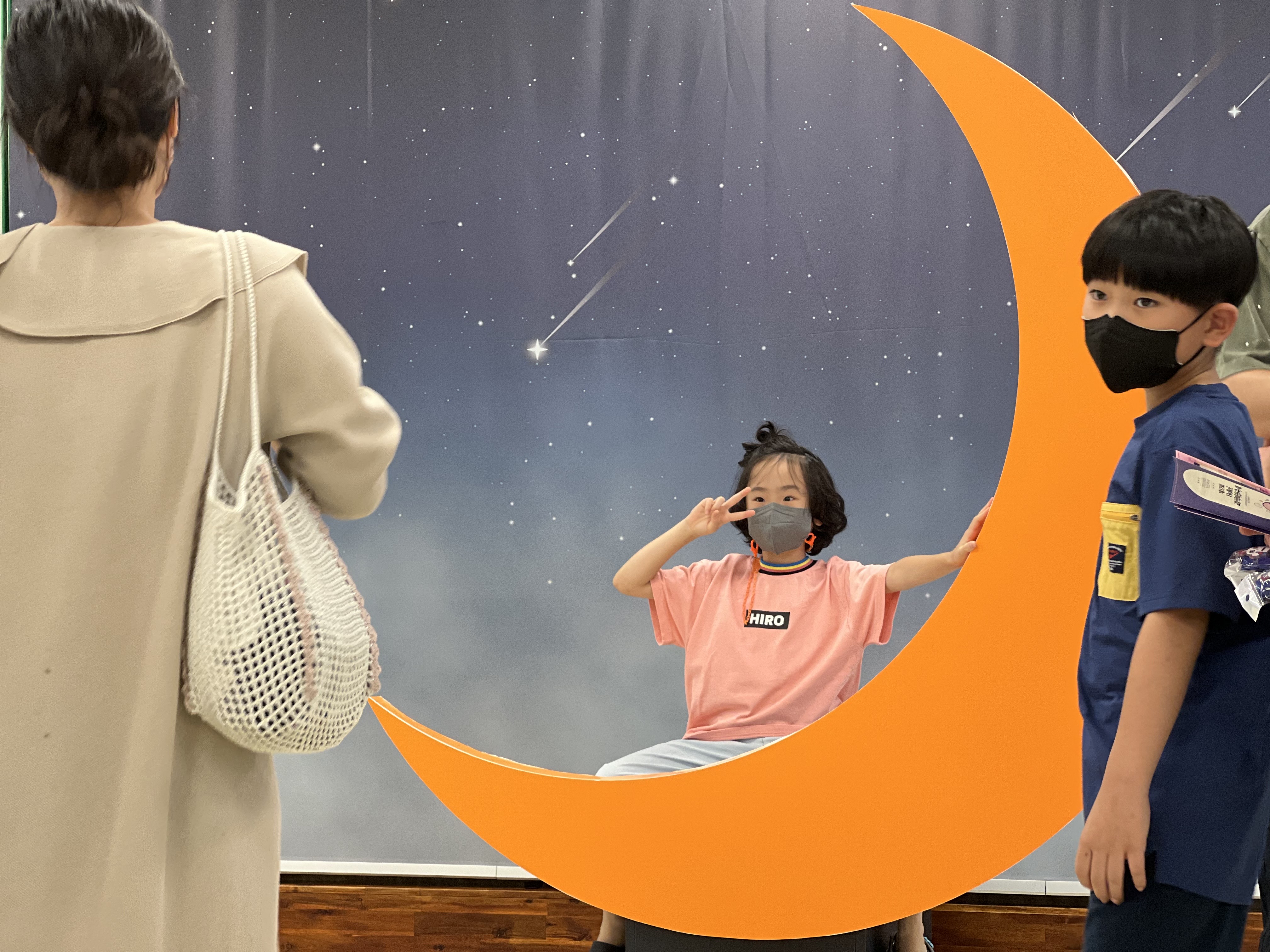 다누리호에 탑재된 광시야편광카메라 모형에 촬영하는 아이들