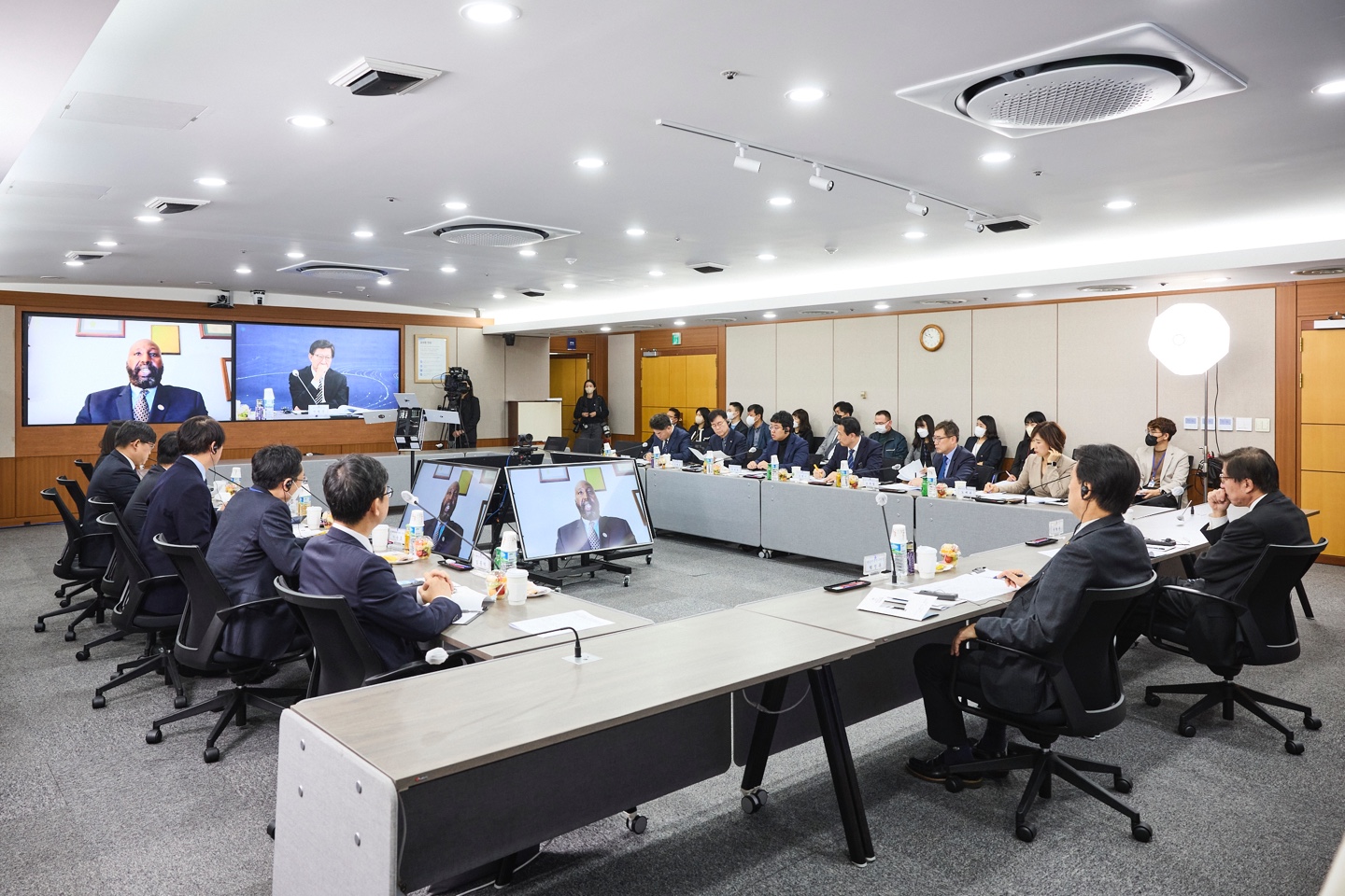 회의 장면