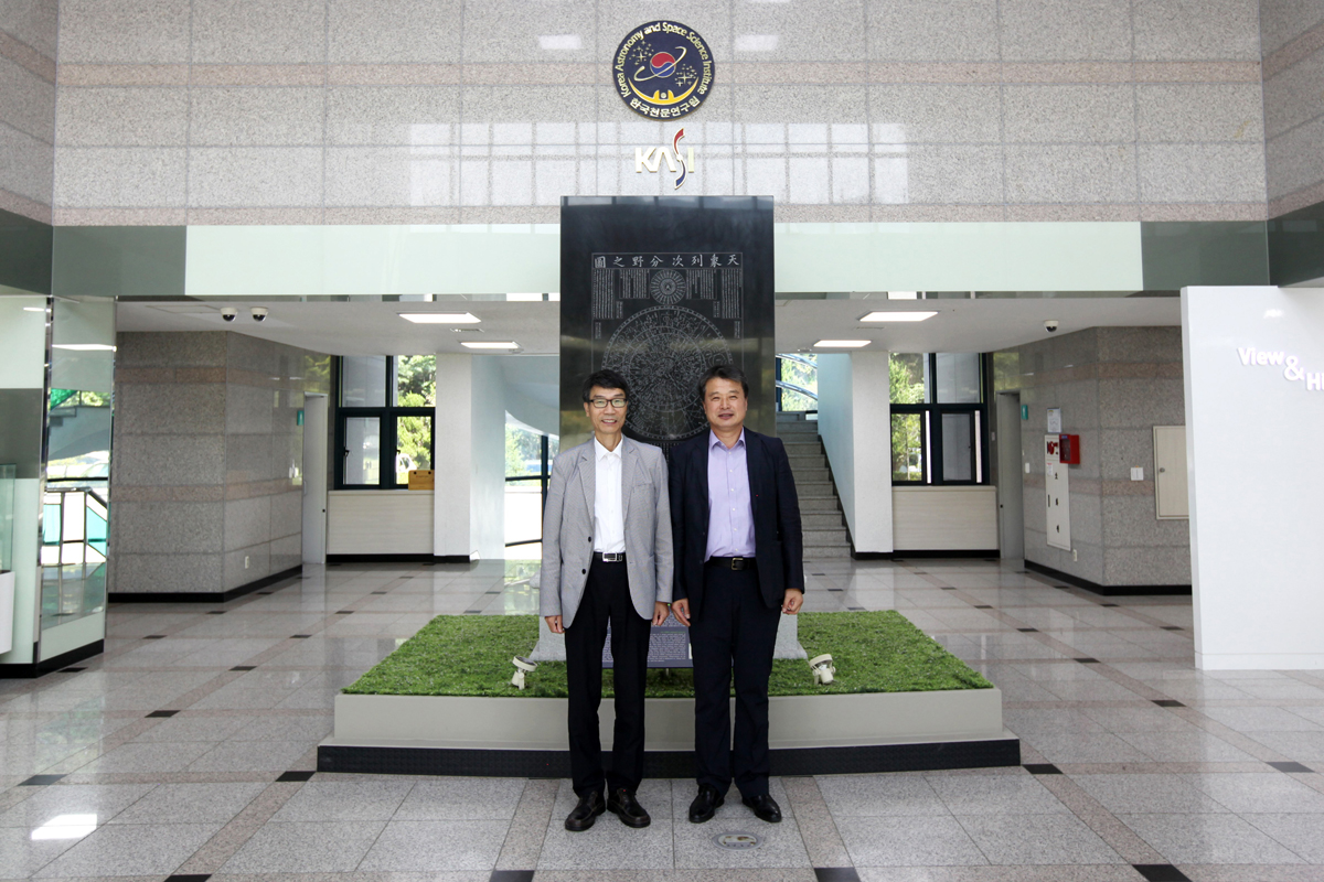 천문연 원장님과 한국천문우주과학관협회장님의 기념사진