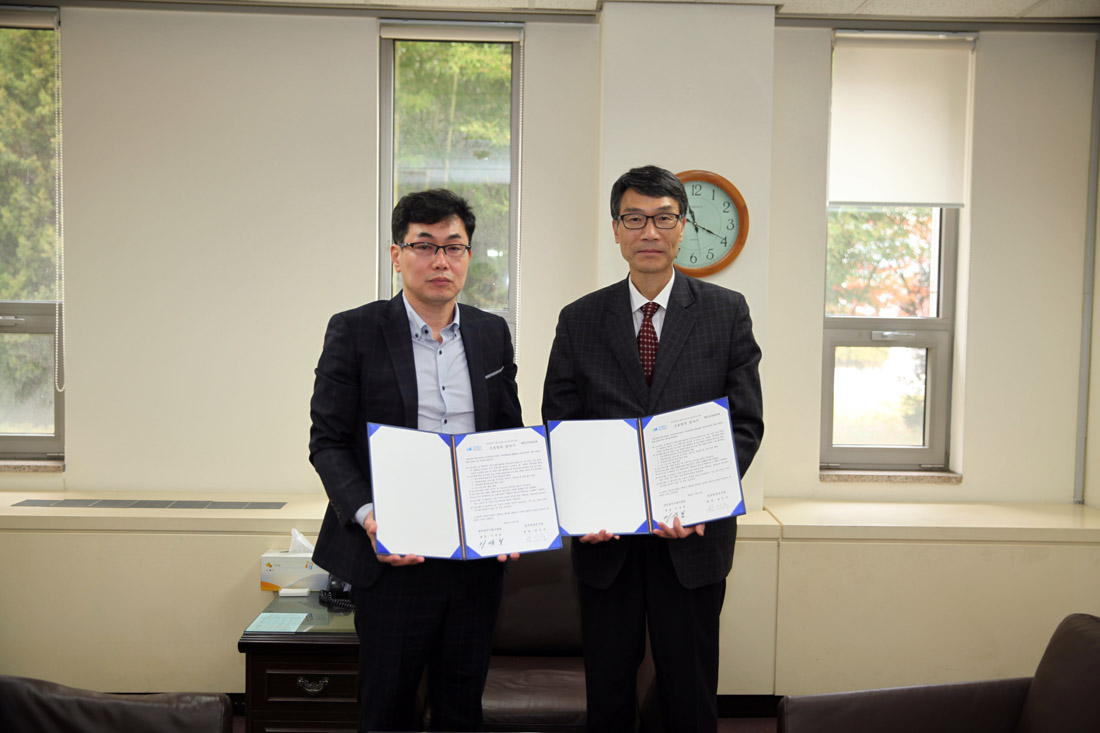 한국천문연구원과 대전시립미술관 대표자의 업무협약 체결 기념사진