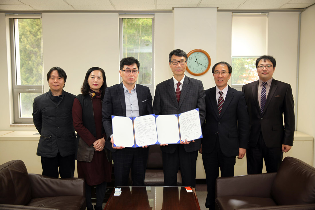 한국천문연구원과 대전시립미술관 업무협약 체결에 참석한 분들의 단체 기념사진