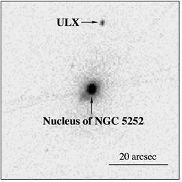 찬드라(Chandra)망원경으로 얻은 X-선 영상에서 보이는 새롭게 발견 된 블랙홀(ULX)의 위치. NGC 5252 은하 중심에서 약 3만광년 정도 떨어져있다.