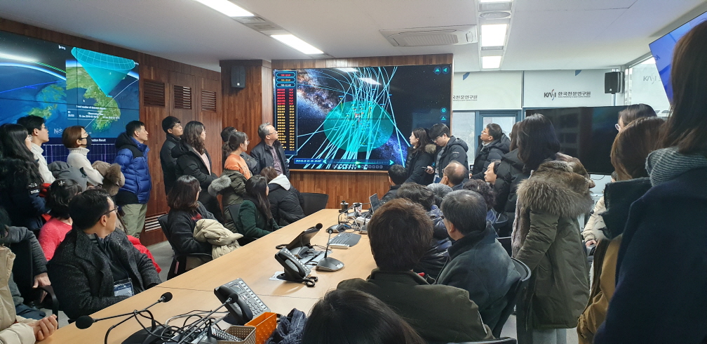 연구원 우주위험감시실 견학 모습