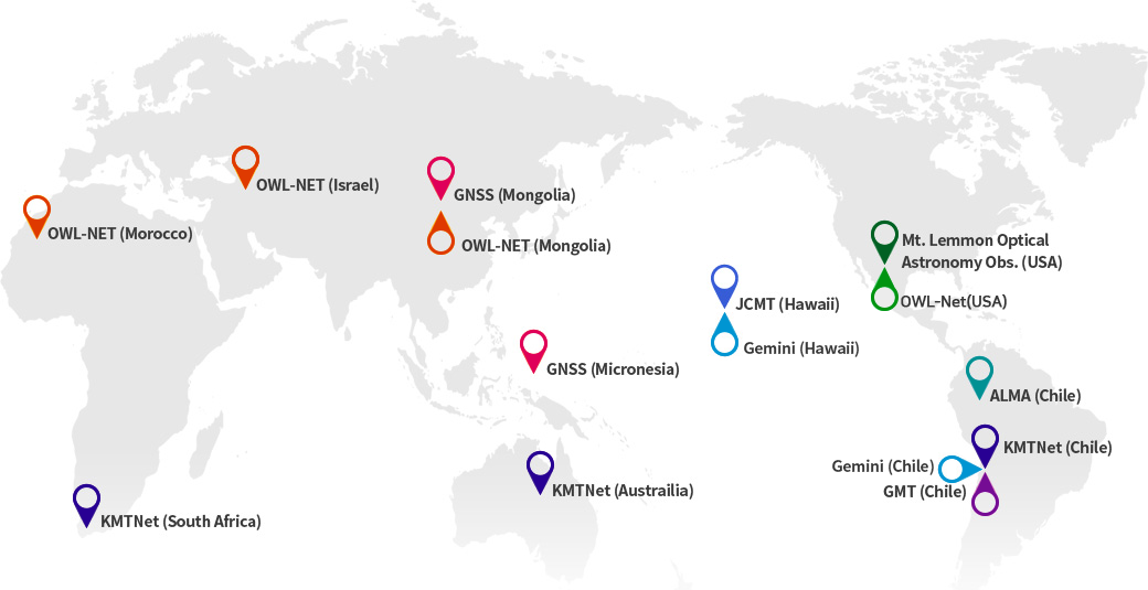 OWL-NET(Morocco, Mongolia, Israel), GNSS(Mongolia, Micronesia), KNTNet(Australia, South Africa, Chile), Mt. Lemmon Optical Astronomy Obs(USA), OWL-Net(USA), GMT(Chile), JCMT(Hawaii), Gemini(Hawaii), ALMA(Chile)의 각각 위치들을 나타낸 세계지도
